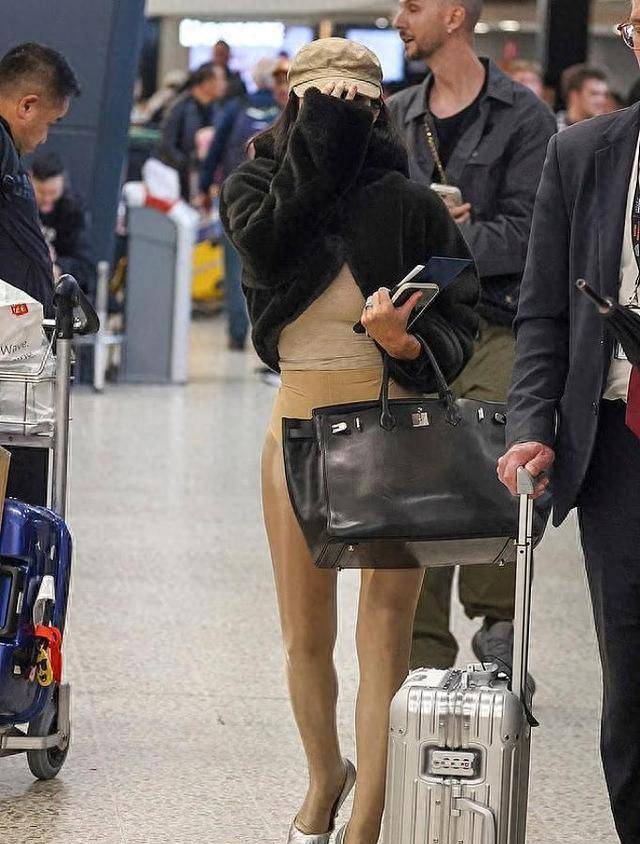 侃爷妻子比安卡墨尔本亮相帽子拉低遮面吸引众人目光！